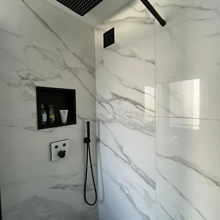 Design Et Calme Au Bord De L'eau